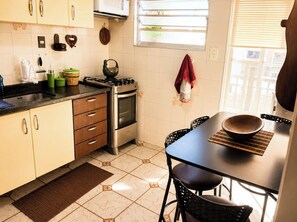 Cafeteira/chaleira, geladeira, micro-ondas, fogão