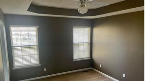 A room with two windows, a ceiling fan, and carpeted flooring. - Beautiful house in Lee's Summit (Lee's Summit)