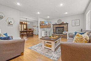 Smart TV, libros y estéreo 