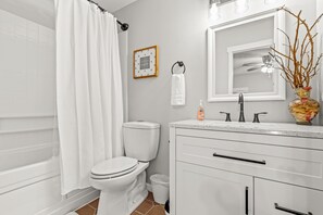 Combined shower/tub, jetted tub, hair dryer, towels