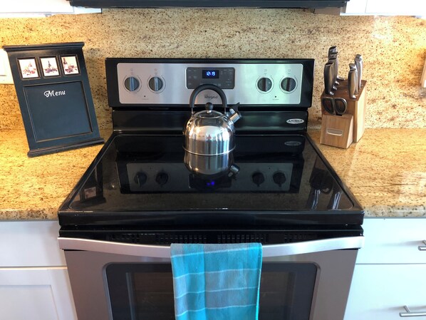 Jääkaappi, mikroaaltouuni, uuni, liesi