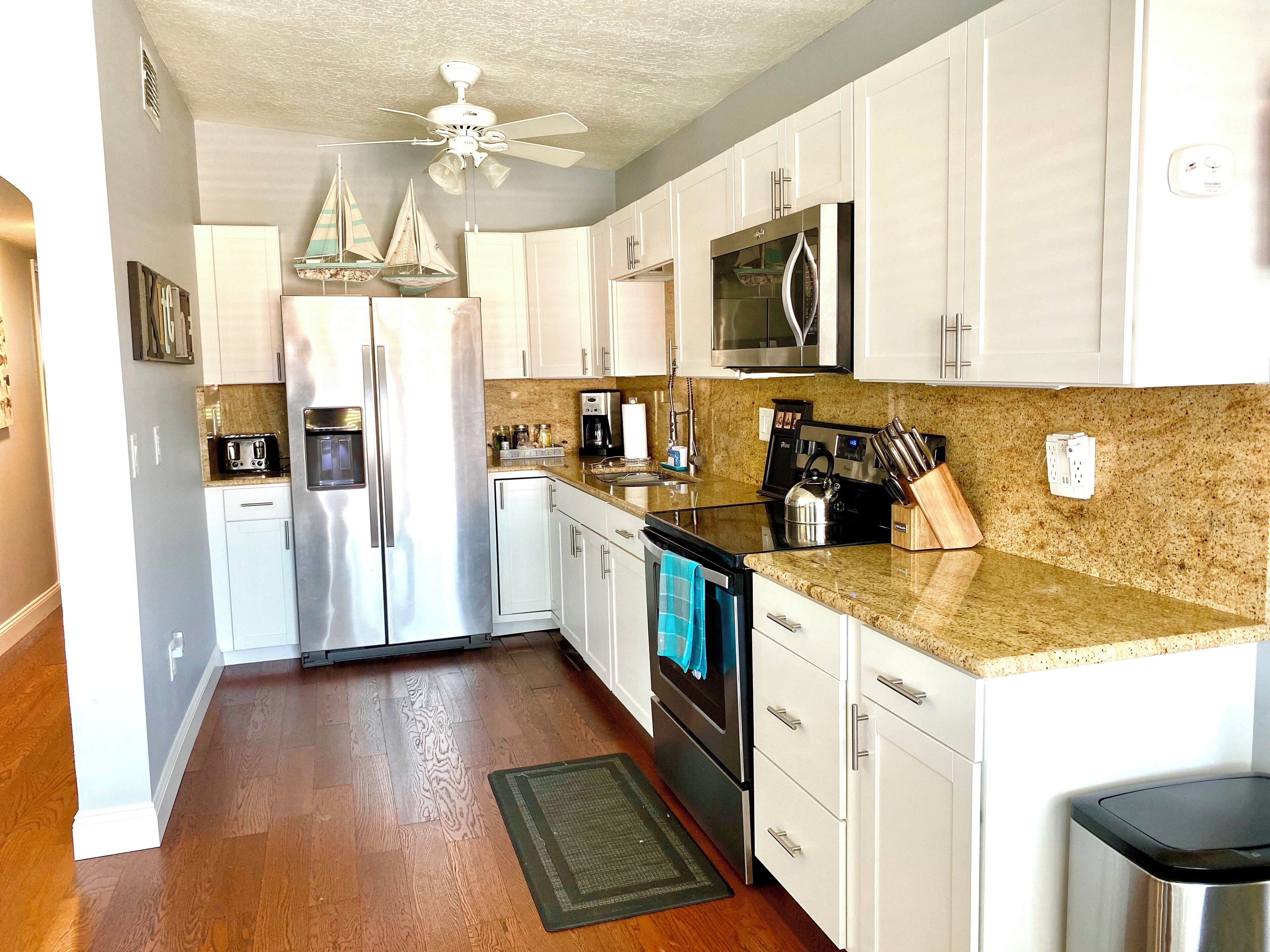 Køleskab, mikrobølgeovn, ovn, kogeplade