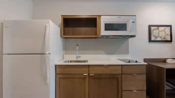 Full-size fridge, microwave, stovetop