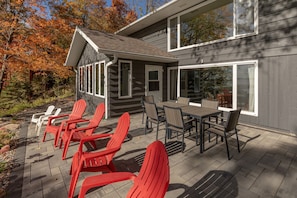 Outdoor dining - Fully Remodeled, Gull Lake Chain, Private Tennis Court & Beach (Brainerd)