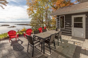 Outdoor dining - Fully Remodeled, Gull Lake Chain, Private Tennis Court & Beach (Brainerd)