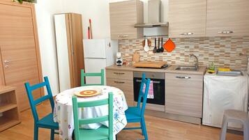 KĂŒhlschrank, Ofen, Herdplatte, Wasserkocher mit Kaffee-/Teezubehör