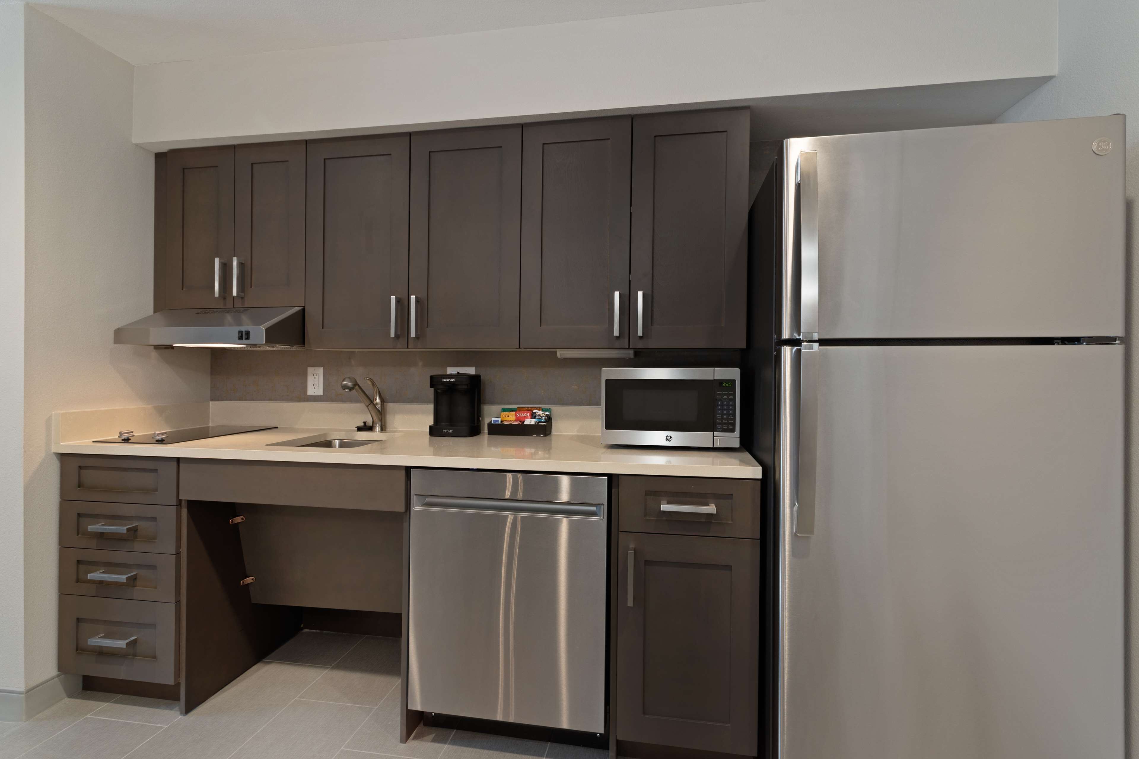 Suite, 2 grands lits, accessible aux personnes à mobilité réduite, baignoire | Cuisine privée | Grand réfrigérateur, micro-ondes, plaque de cuisson, lave-vaisselle