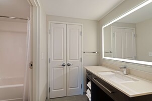 Combined shower/tub, hair dryer, towels