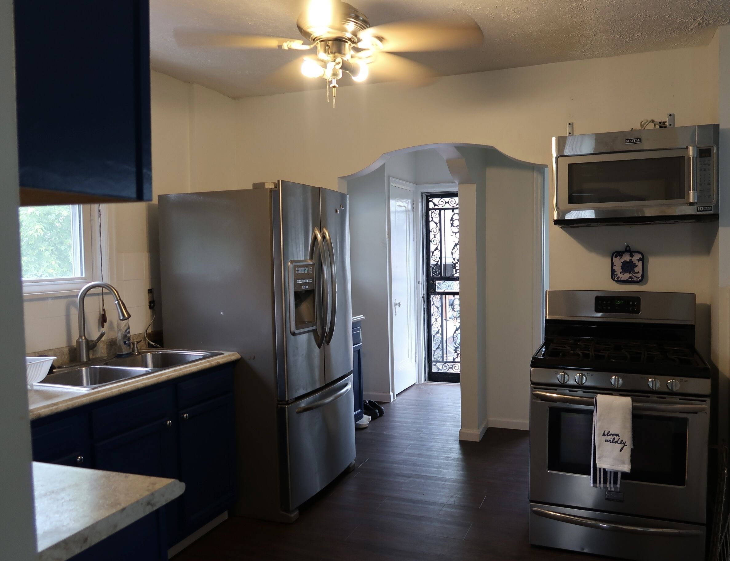 Cheerful 2-bedroom home with free parking on the premises!