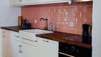 Kühlschrank, Ofen, Geschirrspüler, Wasserkocher mit Kaffee-/Teezubehör