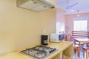 Geladeira, micro-ondas, cooktop, cafeteira/chaleira