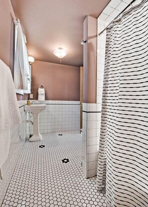 Combined shower/bathtub, hair dryer, towels, soap