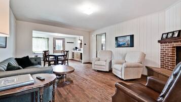 TV connectée, cheminée, livres