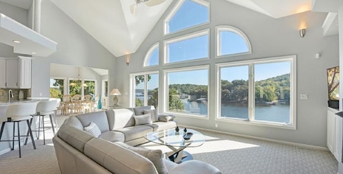 Luxury Lakefront House, Amazing Views! Village of Four Season Lake of the Ozarks