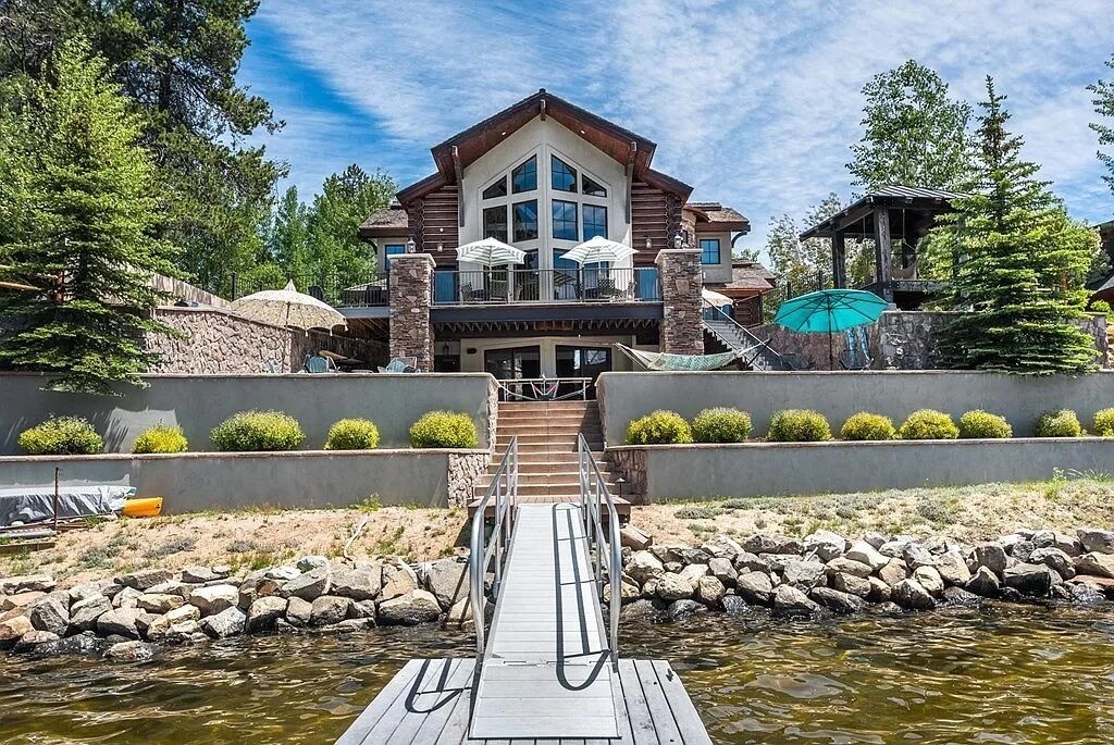 Spacious home with incredible lakefront views!
