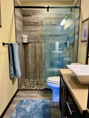 Combined shower/bathtub, towels - Modern Family Home in Rapid City – Perfect for Your Black Hills Adventure!  (Rapid City)