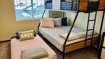 4 bedrooms, desk, free WiFi, bed sheets