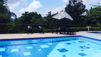 Una piscina al aire libre