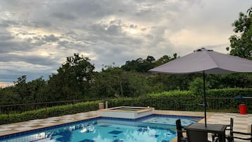 Una piscina al aire libre