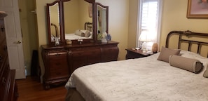 3 bedrooms, desk, iron/ironing board, free WiFi - Prime Location! 2 Min to the Bay, 15 Mins to Beaches & Attractions, Pet Friendly (Tampa)