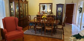 Dining - Prime Location! 2 Min to the Bay, 15 Mins to Beaches & Attractions, Pet Friendly (Tampa)