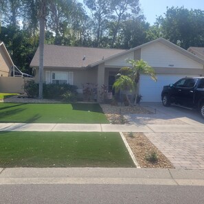 Property grounds - Prime Location! 2 Min to the Bay, 15 Mins to Beaches & Attractions, Pet Friendly (Tampa)