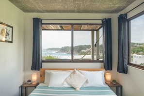 Deluxe suite (#6) | 1 slaapkamer, een kluis op de kamer, een bureau, een laptopwerkplek