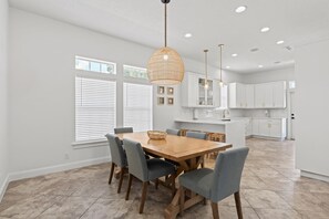 Dining - Coco Villa: Luxury stay, Heated Pool, 3 Blocks to Beach (Jacksonville Beach)