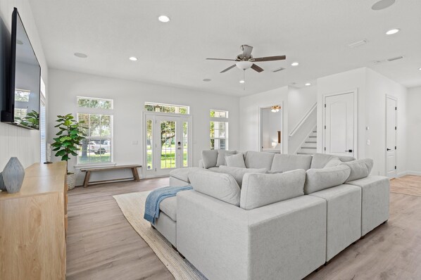 TV, video games, table football, offices - Coco Villa: Luxury stay, Heated Pool, 3 Blocks to Beach (Jacksonville Beach)