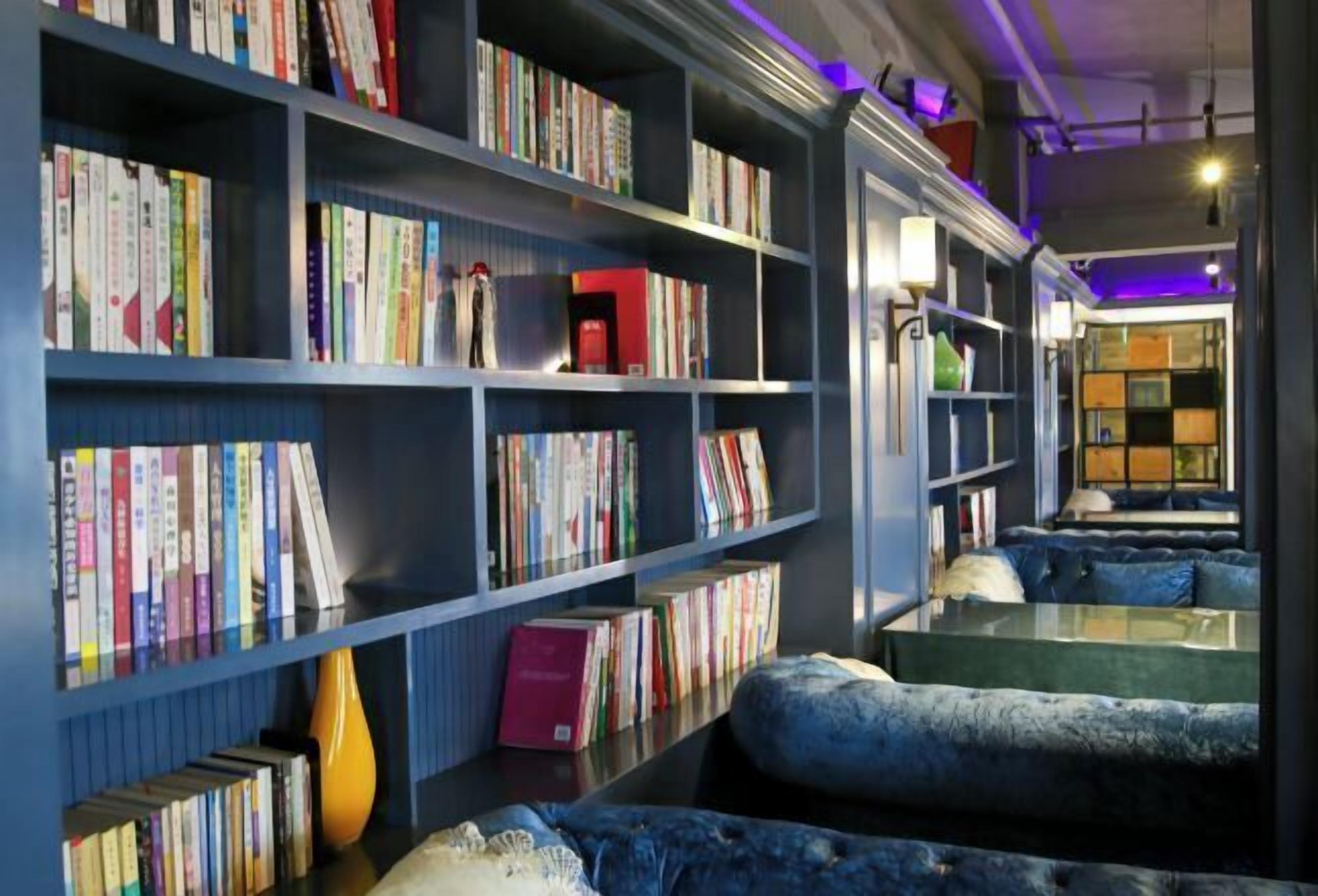 Una biblioteca con estanterías y zonas de estar.