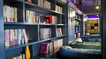 Una biblioteca con estanterías y zonas de estar.