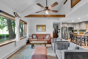 Smart-TV, peis, bøker og musikkbibliotek