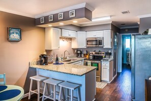 Frigorifero, microonde, forno, piano cottura