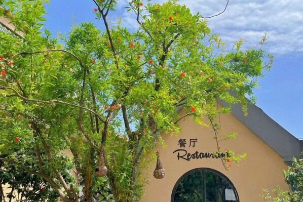 Un edificio con un letrero que dice 'Restaurant'.