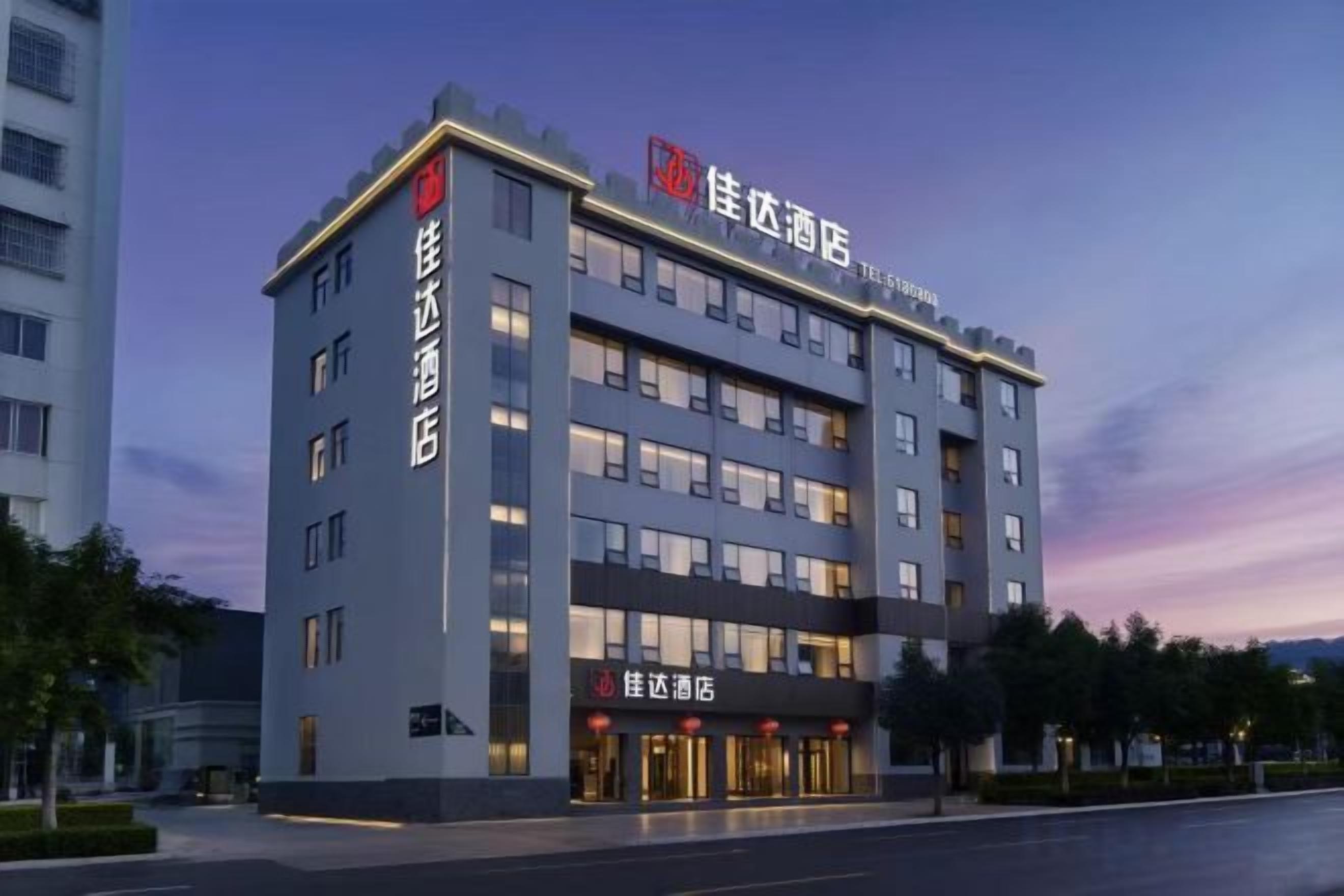 Un edificio de hotel de varios pisos con una señalización llamativa en la fachada.