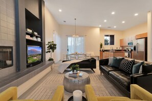 Una Smart TV, una chimenea, un reproductor estéreo