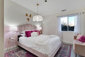 3 chambres, bureau, fer et planche à repasser, lit de bébé portatif