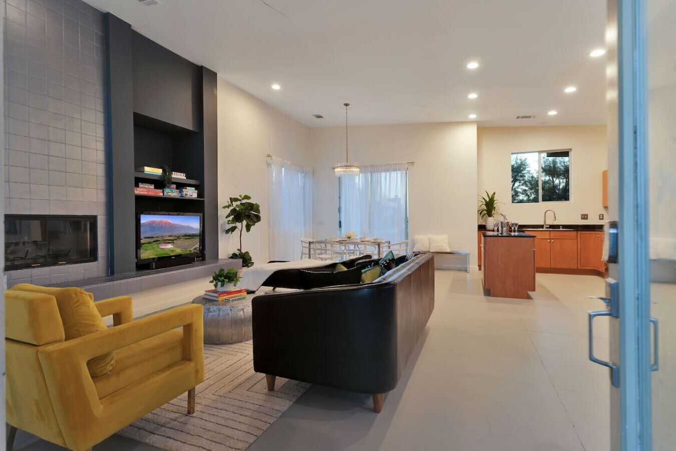 Smart TV, chimenea y estéreo 