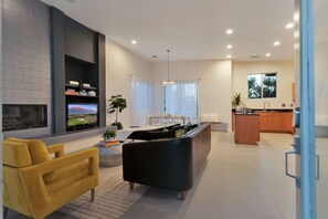 Una Smart TV, una chimenea, un reproductor estéreo