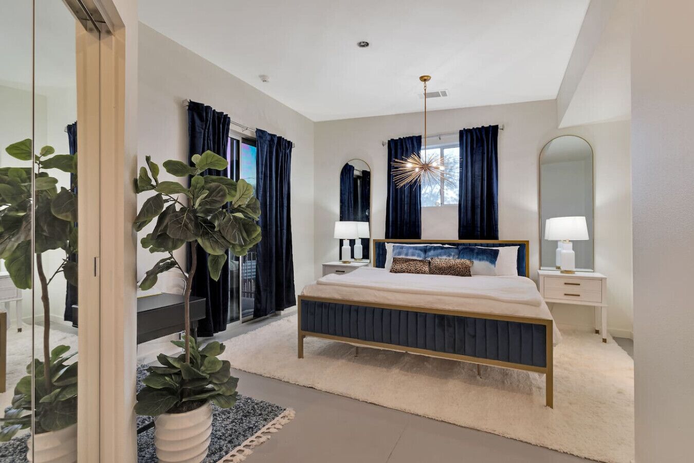 3 habitaciones, escritorio y tabla de planchar con plancha 