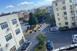 Un quartier résidentiel comprenant plusieurs immeubles, un parking et un ciel dégagé.