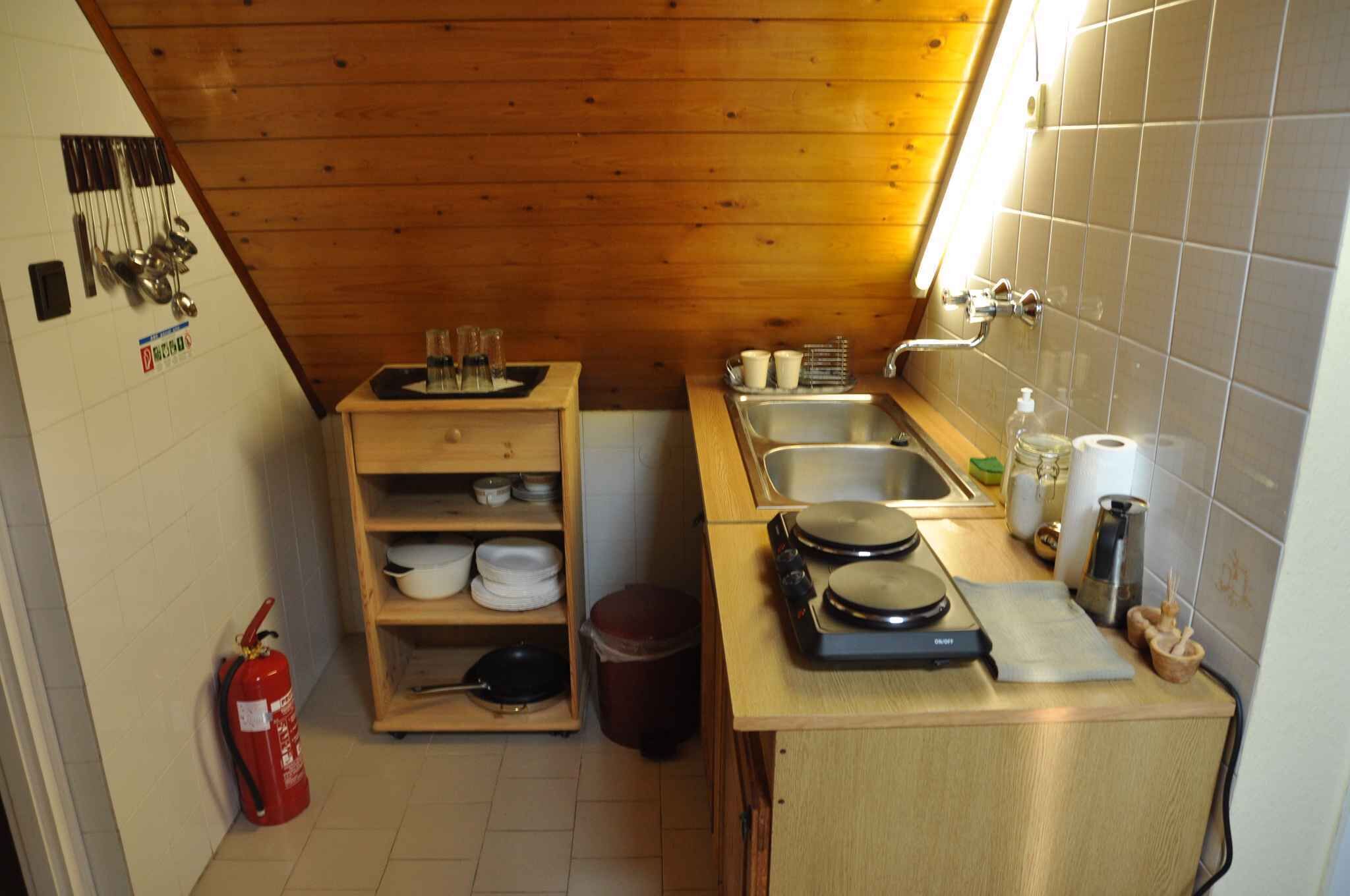 Frigorífico, microondas, placa de cocina y cafetera o tetera