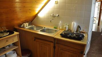 Kylskåp, mikrovågsugn, spishäll och kaffe- och tebryggare