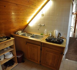 Frigorifero, microonde, piano cottura, macchina per tè/caffè