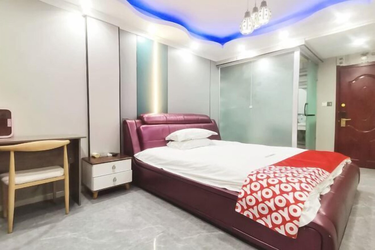 Un dormitorio con cama, escritorio y armario.