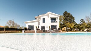 A modern two-story house with a swimming pool in front. - Granja da Cabrita (Coimbra)