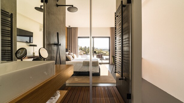 A modern bathroom with a large mirror, wooden vanity, and a bathtub. - Granja da Cabrita (Coimbra)