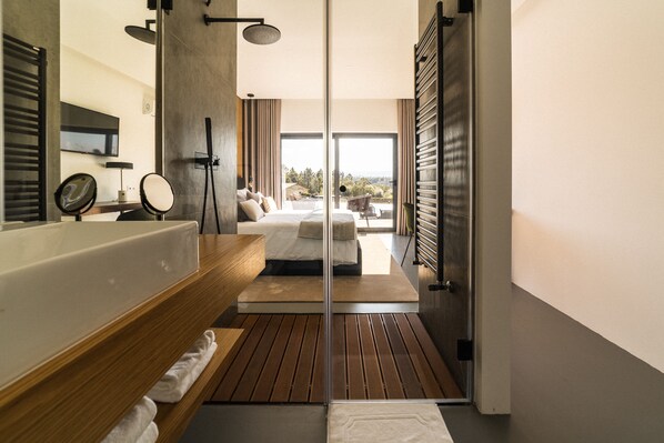 Shower, rainfall showerhead, free toiletries, hair dryer - Granja da Cabrita (Coimbra)