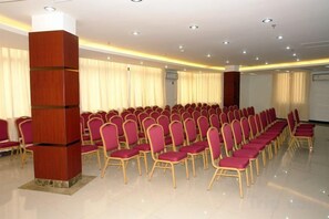 A conference room with rows of chairs, a wooden pillar, and a large window with curtains. - Zhuhai Xinhong Hotel (Daxin Xinduhui Branch) (Zhuhai)