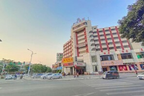 A multi-story building with various commercial establishments on the ground floor. - Zhuhai Xinhong Hotel (Daxin Xinduhui Branch) (Zhuhai)